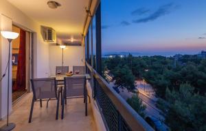 uma varanda com uma mesa e cadeiras e uma vista em Archer - Sea view apartment em Atenas