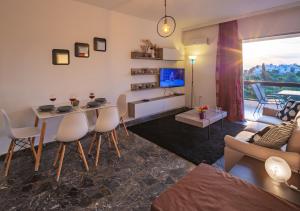 Televízia a/alebo spoločenská miestnosť v ubytovaní Archer - Sea view apartment