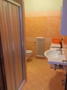 un bagno con un water e un lavandino di Appartamenti Corallo ad Alba Adriatica