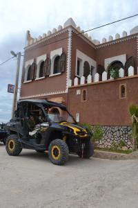 une jeep noire garée devant une maison dans l'établissement Gite Kasbah Tiznit, à Tiznit