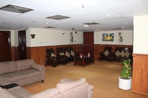un soggiorno con divani e sedie in camera di Grand Nova Hotel a Dubai