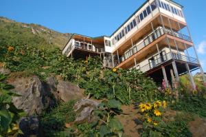 un edificio al lado de una colina con flores en Sapa Dao Homestay, en Sa Pa