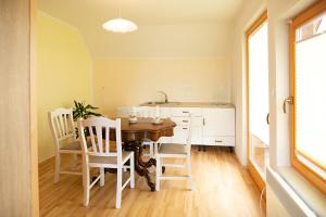 cocina y comedor con mesa y sillas en Apartments Nina, en Bled