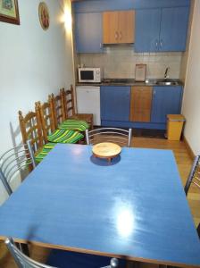 ArcediagoにあるCasa Souto De Abajoのキッチン(青いテーブル、椅子、テーブル付)、