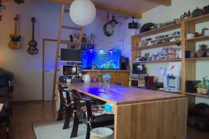 白濱的住宿－斯帕賓館，一个带鱼缸的大岛的厨房