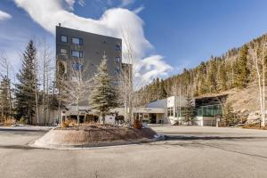 een gebouw met een boom in het midden van een parkeerplaats bij Aspen Ridge Condominiums by Keystone Resort in Keystone