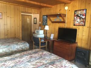 Ein Bett oder Betten in einem Zimmer der Unterkunft Wigwam Motel