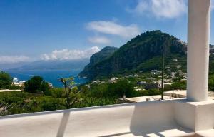 uma vista a partir da varanda de uma casa com uma montanha em Marunnella Suites em Capri