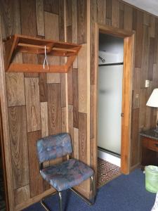 Ein Sitzbereich in der Unterkunft Wigwam Motel