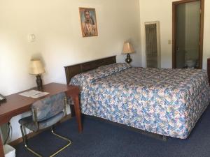 Ein Bett oder Betten in einem Zimmer der Unterkunft Wigwam Motel