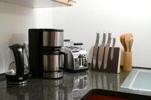 encimera de cocina con cafetera y utensilios en Ferienhaus Atelier, en Enkirch
