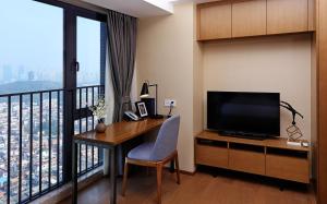 TV a/nebo společenská místnost v ubytování Yuwa Serviced Residence