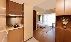 Postel nebo postele na pokoji v ubytování Yuwa Serviced Residence