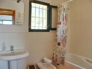 een badkamer met een wastafel en een douchegordijn bij Bungalow La Joya in Benitachell