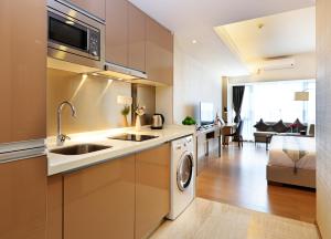 Kuchyň nebo kuchyňský kout v ubytování Yuwa Serviced Residence