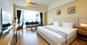 Postel nebo postele na pokoji v ubytování Yuwa Serviced Residence