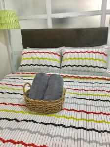 un cesto di asciugamani con cuscini, posto su un letto di Sofia's Tagaytay Getaway a Tagaytay