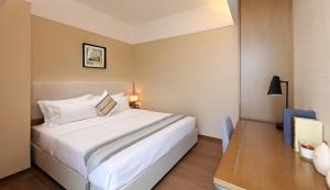 Postel nebo postele na pokoji v ubytování Yuwa Serviced Residence