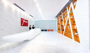 Postel nebo postele na pokoji v ubytování Yuwa Serviced Residence