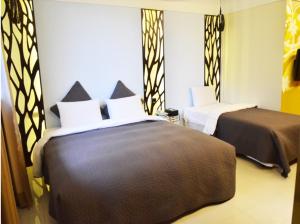 a bedroom with two beds in a room at Meng Qi Hotel in Taipei