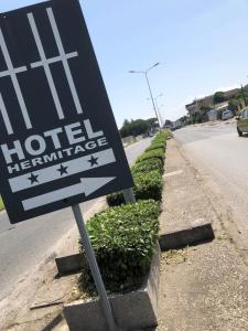 una señal de mantenimiento del hotel al lado de una carretera en Hotel Hermitage, en Qualiano