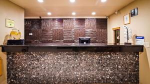 a bar in a restaurant with a marble counter at Best Western Heritage Inn in Vacaville