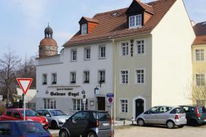 ein weißes Gebäude mit davor geparkt in der Unterkunft Goldener Engel /Pension in Görlitz