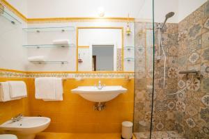 タオルミーナにあるVilagos Apartments & Loft Taorminaの洗面台とガラスのシャワーを備えたバスルーム +64枚の写真