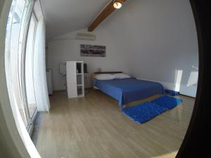 Posteľ alebo postele v izbe v ubytovaní Apartments Lopac Jadranovo