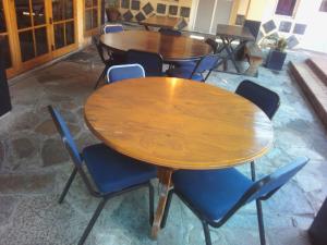 um grupo de mesas e cadeiras numa sala em Accoustix Backpackers Hostel em Joanesburgo