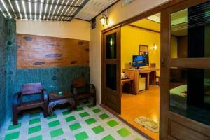 een kamer met een slaapkamer met een bed en een bureau bij Baan Kiang Chan Resort in Mae Sot