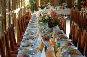 Reštaurácia alebo iné gastronomické zariadenie v ubytovaní Hotel Bona