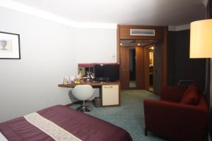 A television and/or entertainment centre at Suhan Cappadocia Hotel & Spa