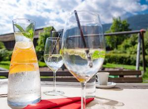 dos copas de vino sentadas sobre una mesa en Der Brückenwirt en Heinfels