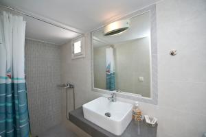 Koupelna v ubytování Karboni Hotel + 33 fotografií