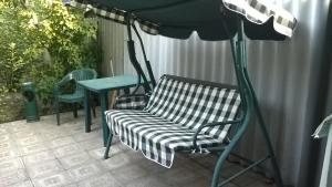 una silla bajo una sombrilla en un patio en Apartment Narine, en Ereván
