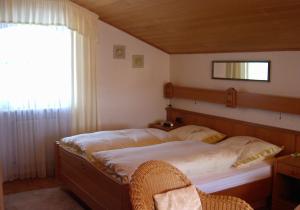 Un dormitorio con una cama grande con ventana. en Appartementhaus Moser, en Bad Füssing
