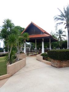 um pavilhão com palmeiras num parque em Seaview Condominium B15 em Rayong