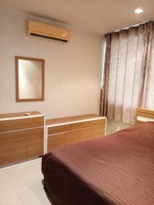 um quarto com uma cama, um lavatório e um espelho em Seaview Condominium B15 em Rayong