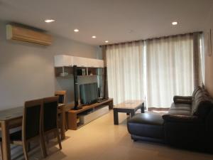 uma sala de estar com um sofá e uma televisão em Seaview Condominium B15 em Rayong