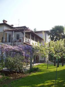 a house with purple flowers in the yard at Apartments HALIAETUM in Izola