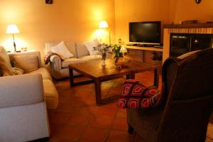 Alcoba的住宿－La Posada Del Corralón，带沙发和咖啡桌的客厅