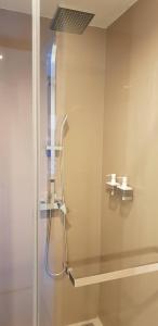 eine Dusche mit Glastür im Badezimmer in der Unterkunft Unixx by GL in Pattaya South