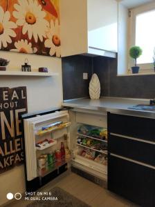 A kitchen or kitchenette at Belvárosi Apartmanszálló - Kiskunfélegyháza