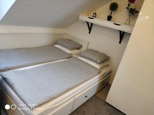 A bed or beds in a room at Belvárosi Apartmanszálló - Kiskunfélegyháza