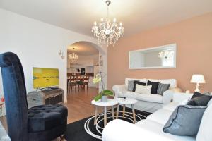 salon z białą kanapą i krzesłami w obiekcie Apartments Marija 1089 w Poreču