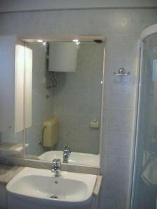 Bilik mandi di Apartments HALIAETUM +29 gambar