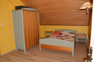 Postel nebo postele na pokoji v ubytování Grzechynia Carchla