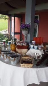 d'une table avec de la nourriture au-dessus dans l'établissement Locanda Pozzetto, à Laveno-Mombello