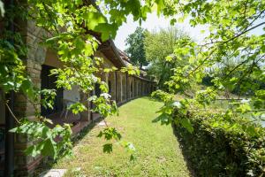 una vista exterior de la casa a través de los árboles en Laghi Della Tranquillita', en Reggello